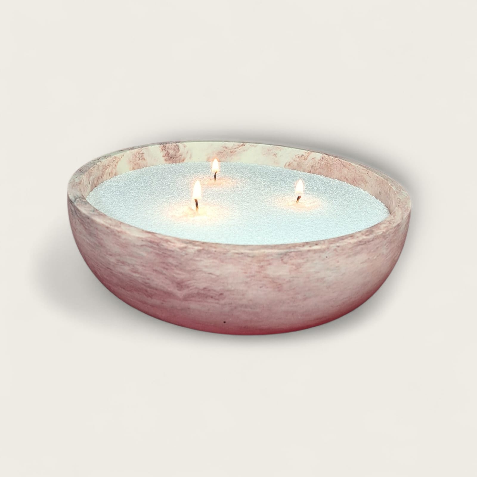 Dekorativna mirisna pijesak svijeća od prirodnog sojinog voska u gipsanoj posudi , izrađena ručnim radom , prigodna za poklon ili dekoraciju interijera