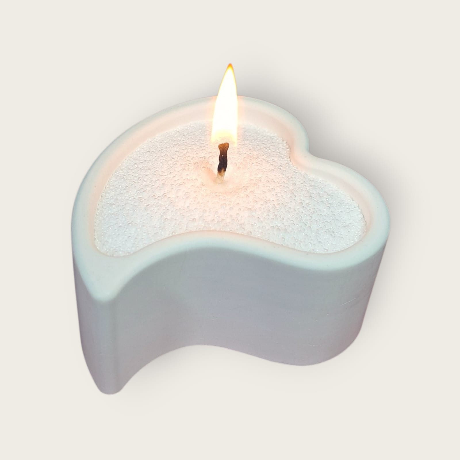 Dekorativna mirisna pijesak svijeća od prirodnog sojinog voska u gipsanoj posudi , izrađena ručnim radom , prigodna za poklon ili dekoraciju interijera