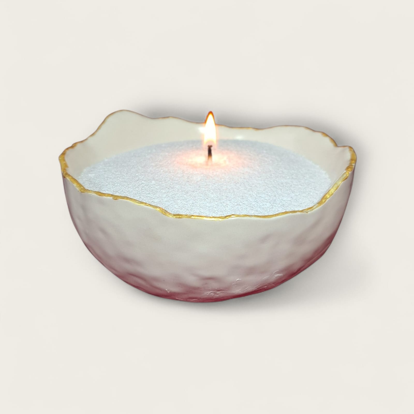 Dekorativna mirisna pijesak svijeća od prirodnog sojinog voska u gipsanoj posudi , izrađena ručnim radom , prigodna za poklon ili dekoraciju interijera