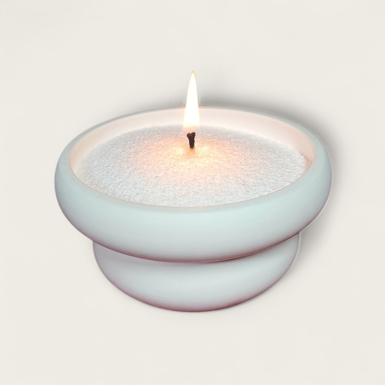 Dekorativna mirisna pijesak svijeća od prirodnog sojinog voska u gipsanoj posudi , izrađena ručnim radom , prigodna za poklon ili dekoraciju interijera