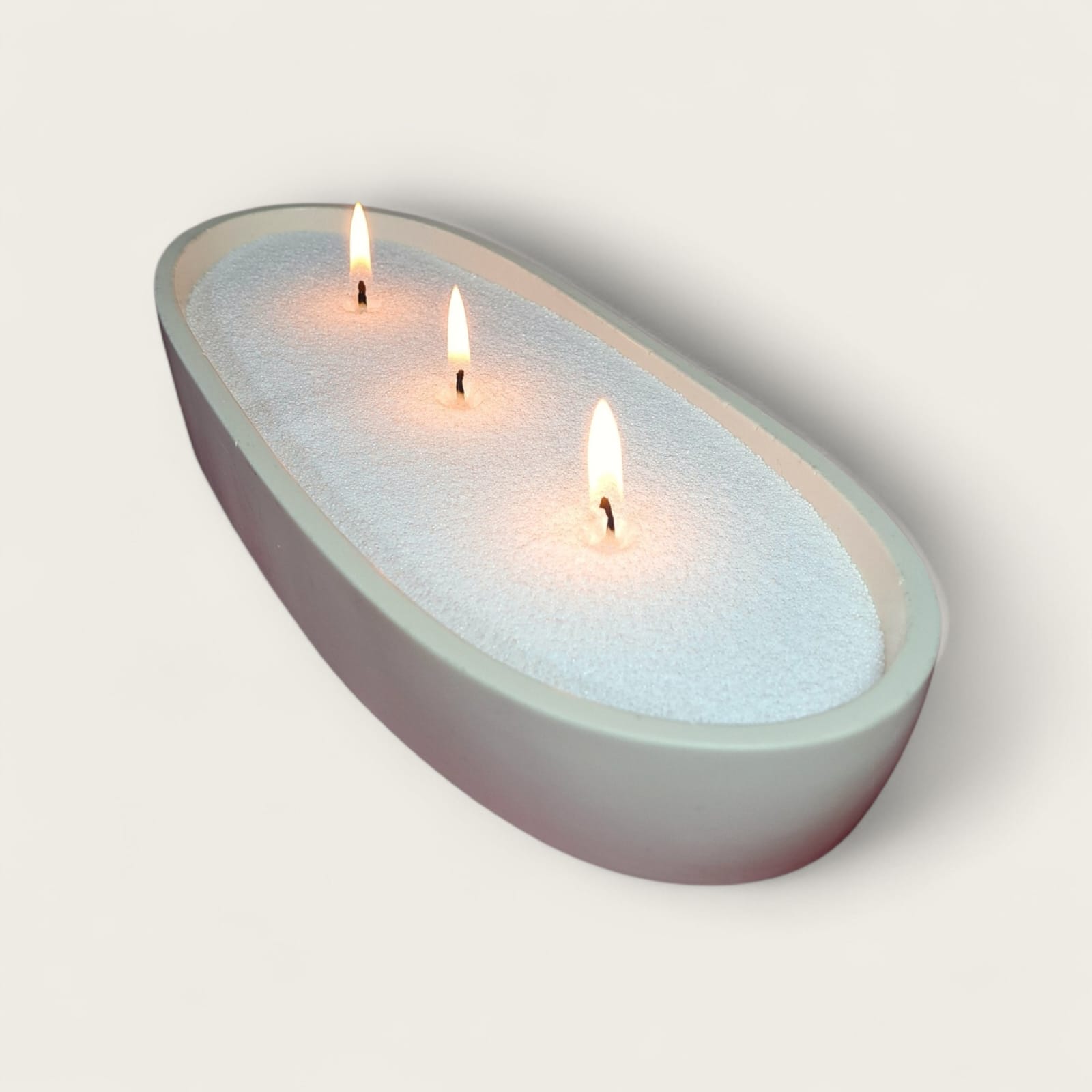 Dekorativna mirisna pijesak svijeća od prirodnog sojinog voska u gipsanoj posudi , izrađena ručnim radom , prigodna za poklon ili dekoraciju interijera