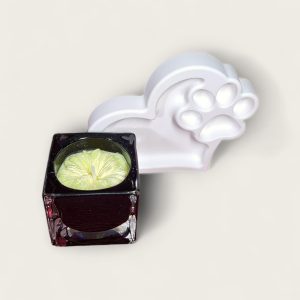 Poklon paket mala mirisna svijeća u čaši i podložak