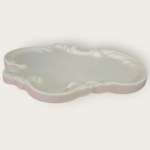 Dekorativni pladanj za podložak mirisne svijeće od prirodnog sojinog voska , ručno izrađen od kvalitetnog gipsa za modeliranje.