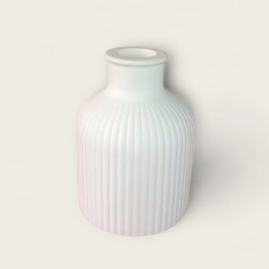 Dekorativna vaza urađena je od kvalitetnog gipsa, Posebno je lijepi primjerak za dekoriranje interijera.