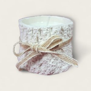 Dekorativna mirisna svijeća od prirodnog sojinog voska u posudi od gipsa izrađena ručnim radom , prigodna za poklon ili dekoraciju interijera