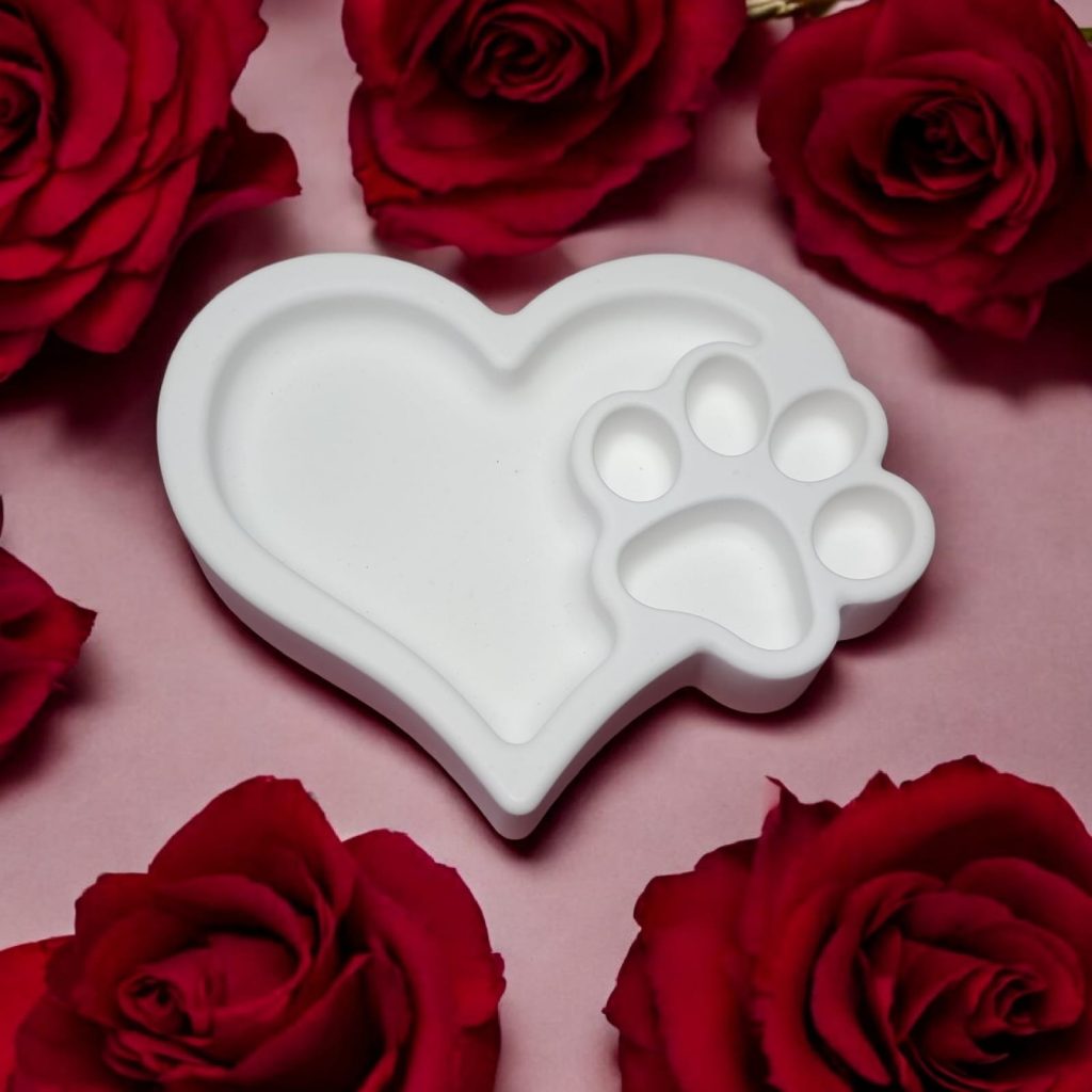 Dekorativni pladanj šapa u srcu za mirisnu svijeću od prirodnog sojinog voska , ručno izrađen od kvalitetnog gipsa za modeliranje.