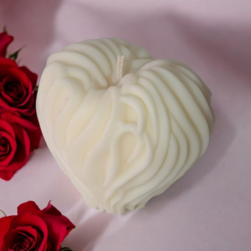 Dekorativna mirisna svijeća od prirodnog sojinog voska izrađena ručnim radom u kalupu, prigodna za poklon ili dekoraciju interijera