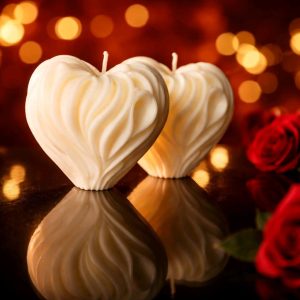 Dekorativna mirisna svijeća od prirodnog sojinog voska izrađena ručnim radom u kalupu, prigodna za poklon ili dekoraciju interijera