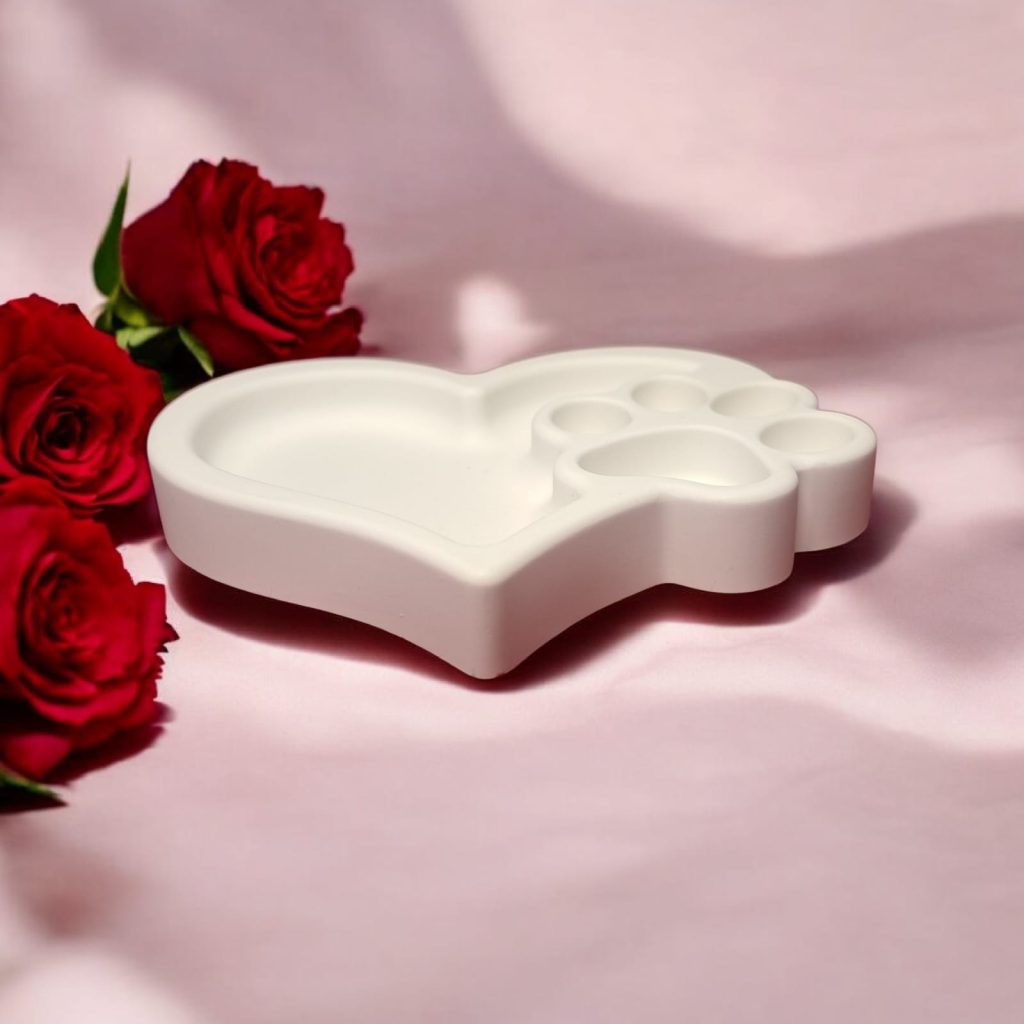 Dekorativni pladanj šapa u srcu za mirisnu svijeću od prirodnog sojinog voska , ručno izrađen od kvalitetnog gipsa za modeliranje.
