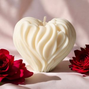 Dekorativna mirisna svijeća od prirodnog sojinog voska izrađena ručnim radom u kalupu, prigodna za poklon ili dekoraciju interijera