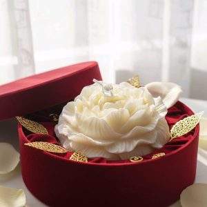 Dekorativna mirisna svijeća od prirodnog sojinog voska izrađena ručnim radom u kalupu, prigodna za poklon ili dekoraciju interijera