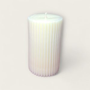 Dekorativna mirisna svijeća od prirodnog sojinog voska izrađena ručnim radom u kalupu, prigodna za poklon ili dekoraciju interijera