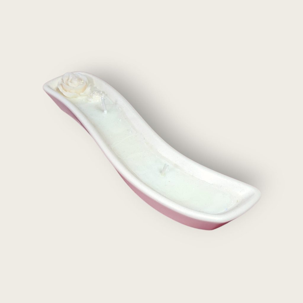 Dekorativna mirisna svijeća od prirodnog sojinog voska u posudi od gipsa izrađena ručnim radom , prigodna za poklon ili dekoraciju interijera