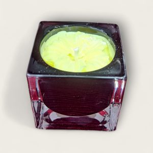 Dekorativna mirisna svijeća od prirodnog sojinog voska u staklenoj posudi , izrađena ručnim radom , prigodna za poklon ili dekoraciju interijera