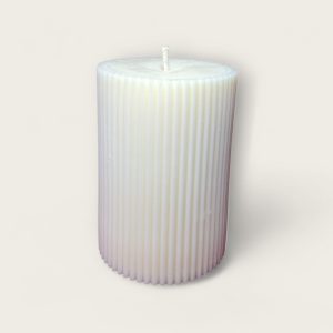 Dekorativna mirisna svijeća od prirodnog sojinog voska izrađena ručnim radom u kalupu, prigodna za poklon ili dekoraciju interijera