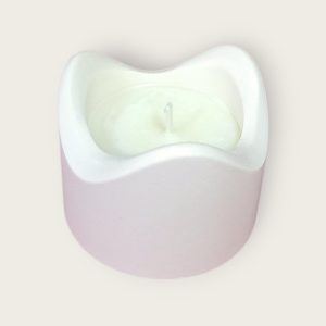 Dekorativna mirisna svijeća od prirodnog sojinog voska u posudi od gipsa izrađena ručnim radom , prigodna za poklon ili dekoraciju interijera