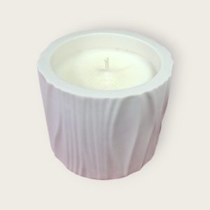 Dekorativna mirisna svijeća od prirodnog sojinog voska u posudi od gipsa izrađena ručnim radom , prigodna za poklon ili dekoraciju interijera