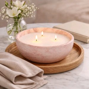 Dekorativna mirisna pijesak svijeća od prirodnog sojinog voska u gipsanoj posudi , izrađena ručnim radom , prigodna za poklon ili dekoraciju interijera