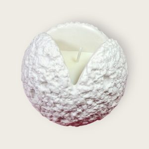 Dekorativna mirisna svijeća od prirodnog sojinog voska u posudi od gipsa izrađena ručnim radom , prigodna za poklon ili dekoraciju interijera