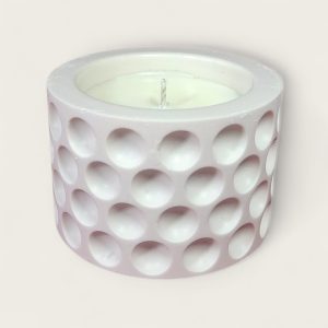 Dekorativna mirisna svijeća od prirodnog sojinog voska u posudi od gipsa izrađena ručnim radom , prigodna za poklon ili dekoraciju interijera