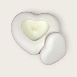 Dekorativna mirisna svijeća od prirodnog sojinog voska u posudi od gipsa izrađena ručnim radom , prigodna za poklon ili dekoraciju interijera