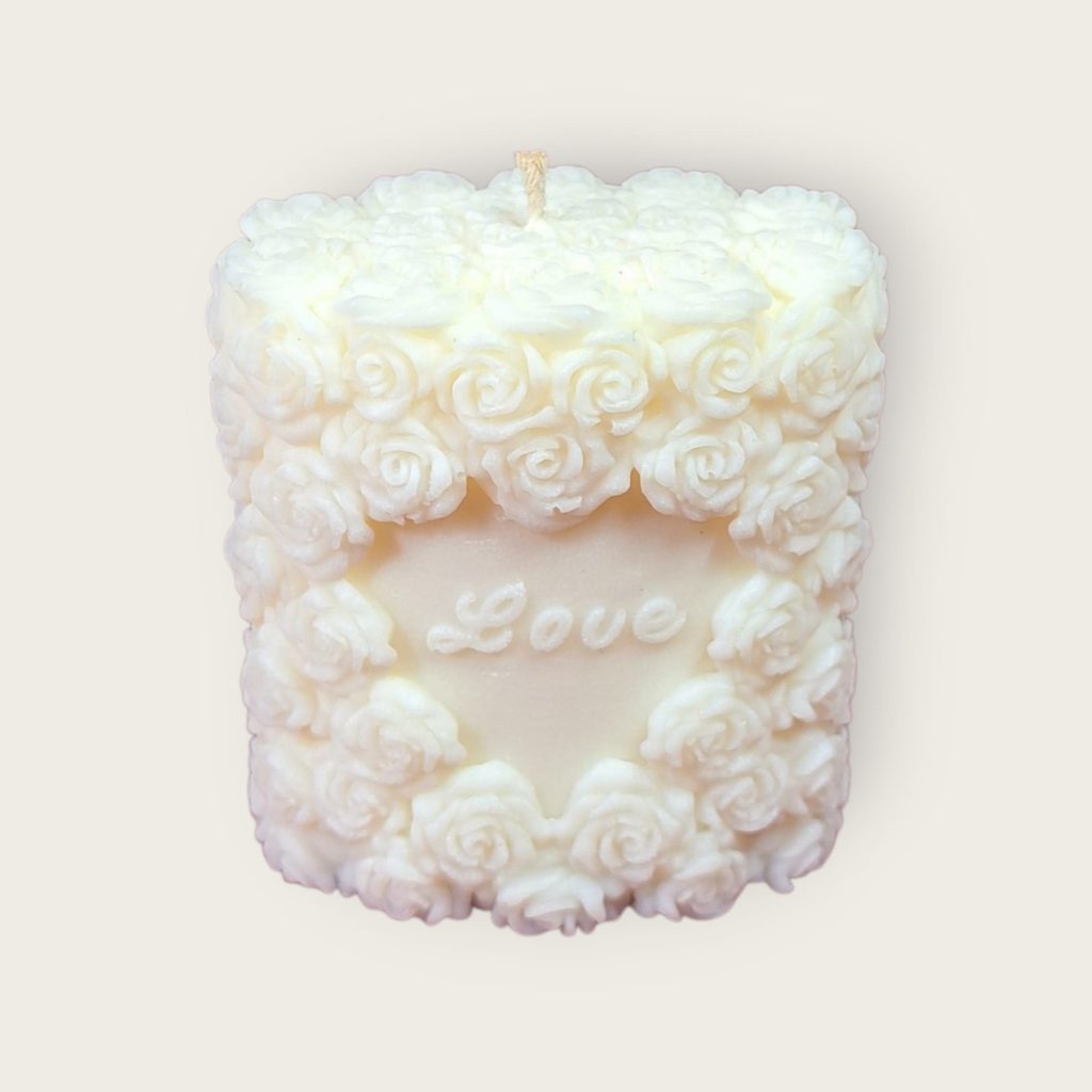 Dekorativna mirisna svijeća od prirodnog sojinog voska izrađena ručnim radom u kalupu, prigodna za poklon ili dekoraciju interijera