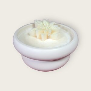 Dekorativna mirisna svijeća od prirodnog sojinog voska u posudi od gipsa izrađena ručnim radom , prigodna za poklon ili dekoraciju interijera