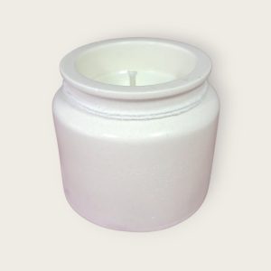 Dekorativna mirisna svijeća od prirodnog sojinog voska u posudi od gipsa izrađena ručnim radom , prigodna za poklon ili dekoraciju interijera