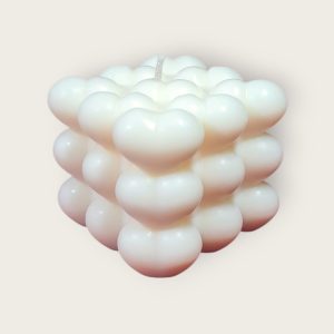 Dekorativna mirisna svijeća od prirodnog sojinog voska izrađena ručnim radom u kalupu, prigodna za poklon ili dekoraciju interijera