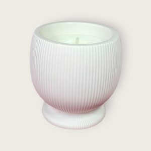 Dekorativna mirisna svijeća od prirodnog sojinog voska u posudi od gipsa izrađena ručnim radom , prigodna za poklon ili dekoraciju interijera