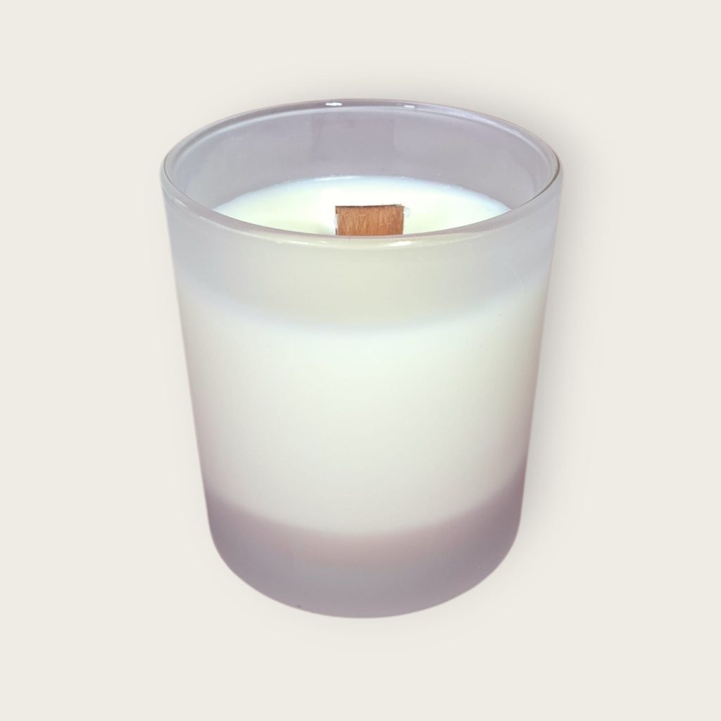 Dekorativna mirisna svijeća od prirodnog sojinog voska u staklenoj posudi , izrađena ručnim radom , prigodna za poklon ili dekoraciju interijera