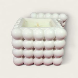 Dekorativna mirisna svijeća od prirodnog sojinog voska u posudi od gipsa izrađena ručnim radom , prigodna za poklon ili dekoraciju interijera