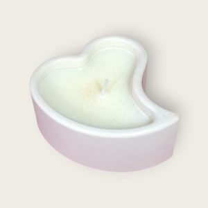 Dekorativna mirisna svijeća od prirodnog sojinog voska u posudi od gipsa izrađena ručnim radom , prigodna za poklon ili dekoraciju interijera