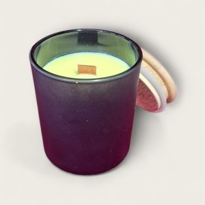 Dekorativna mirisna svijeća od prirodnog sojinog voska u staklenoj posudi , izrađena ručnim radom , prigodna za poklon ili dekoraciju interijera