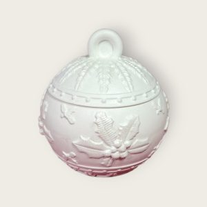 Dekorativna posudica sa poklopcem urađena je od kvalitetnog gipsa, pogodna za držanje sitnih predmeta. Posebno je lijepi primjerak za božićnu dekoraciju.