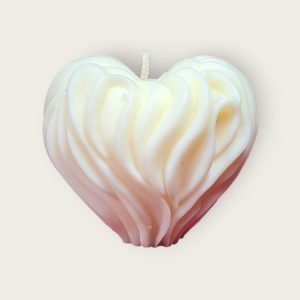 Dekorativna mirisna svijeća u kalupu u obliku srca, prigodna za poklon ili dekoraciju interijera