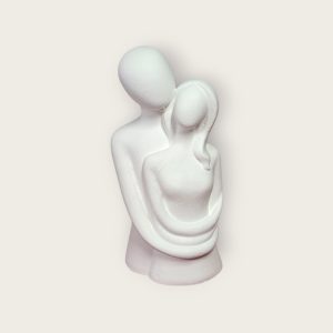 Dekorativna figurica zagrljaj dvoje zaljubljenih urađena od kvalitetnog gipsa za modeliranje