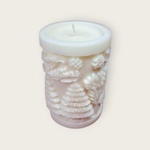 Dekorativna mirisna svijeća od prirodnog sojinog voska izrađena ručnim radom u kalupu, prigodna za poklon ili dekoraciju interijera