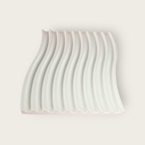 Dekorativni pladanj za podložak mirisne svijeće od prirodnog sojinog voska , ručno izrađen od kvalitetnog gipsa za modeliranje.