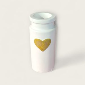 Dekorativna vaza urađena od kvalitetnog gipsa za modeliranje idealno za elegantno dekoriranje interijera.