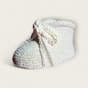 Zahvalnica dječja pletena papuča izrađena je od kvalitetnog porculanskog gipsa u bijeloj nijansi. Dodatno može biti ukrašena satenskom mašnom u zlatnoj, roza ili plavoj boji.