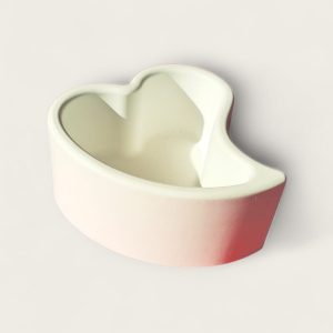 Dekorativna zdjela urađena je od kvalitetnog gipsa, pogodna za držanje sitnih predmeta. Posebno je lijepi primjerak za izradu mirisne pijesak svijeće